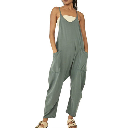 Plain jumpsuit with v-neck and pockets - casual style