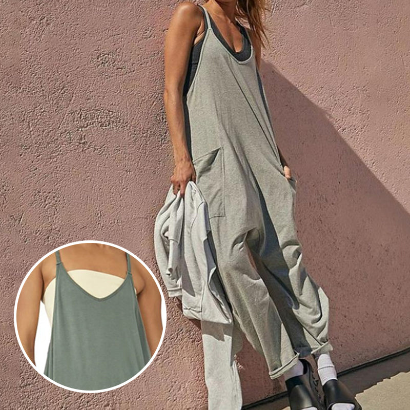 Plain jumpsuit with v-neck and pockets - casual style