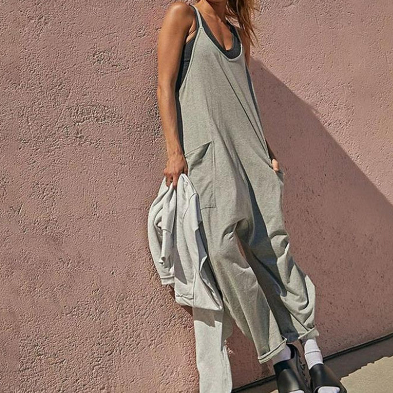 Plain jumpsuit with v-neck and pockets - casual style