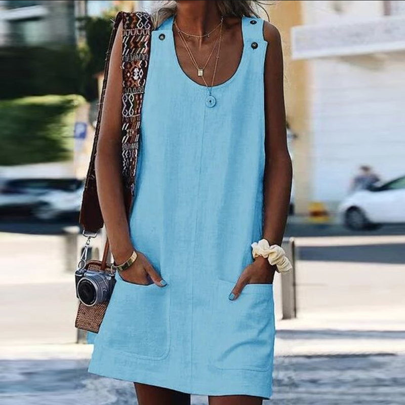 Sleeveless dress with pockets and buttons - perfect for summer