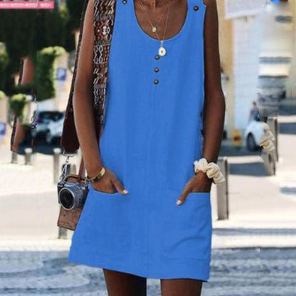 Sleeveless dress with pockets and buttons - perfect for summer