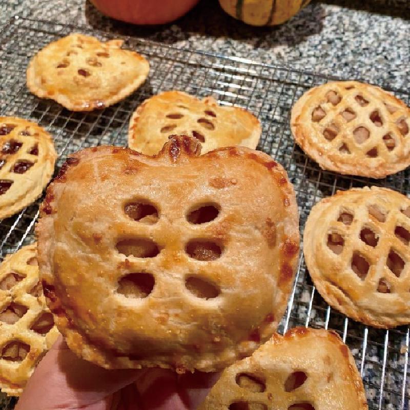 Hand pie molds for creative baking