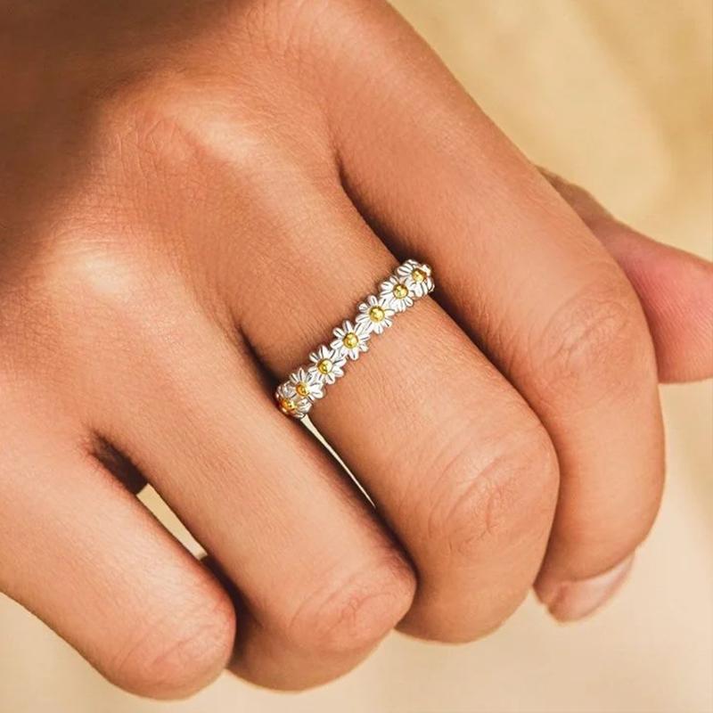 Adjustable daisy ring - a perfect gift