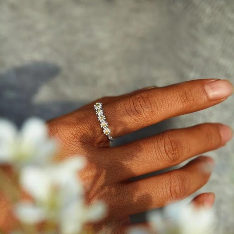 Adjustable daisy ring - a perfect gift