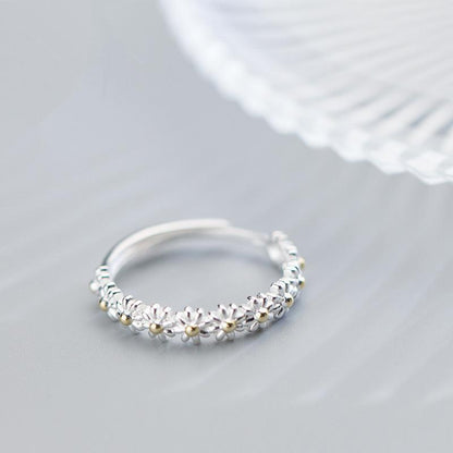 Adjustable daisy ring - a perfect gift