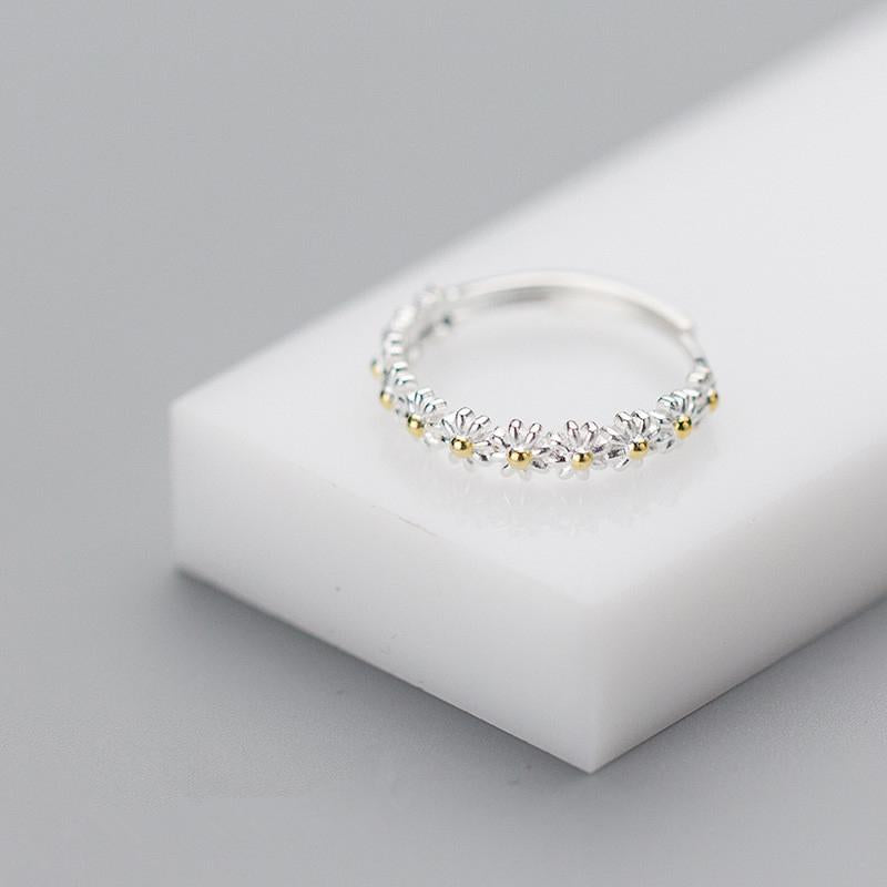 Adjustable daisy ring - a perfect gift