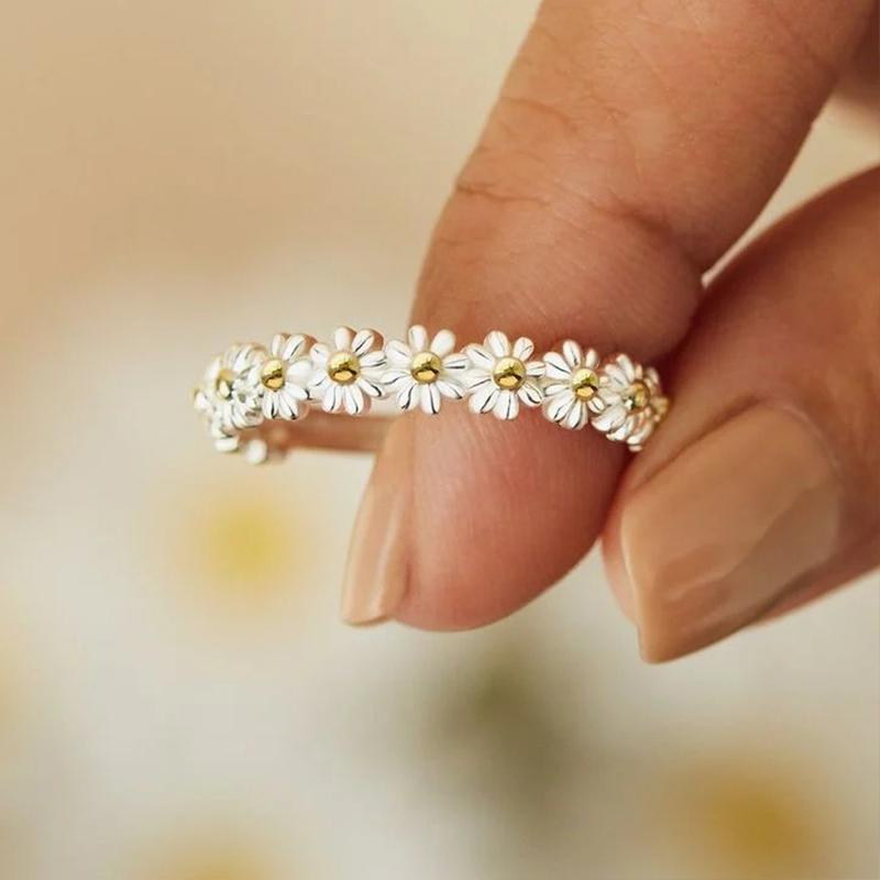 Adjustable daisy ring - a perfect gift