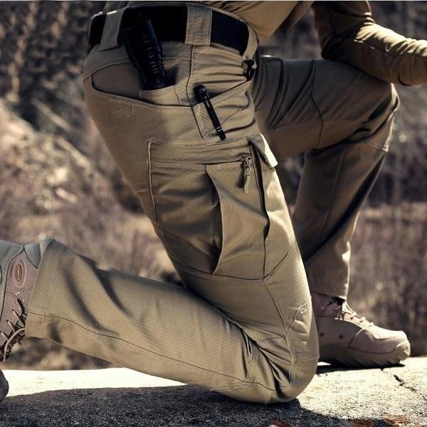 Multifunctional, waterproof trousers for tactical use