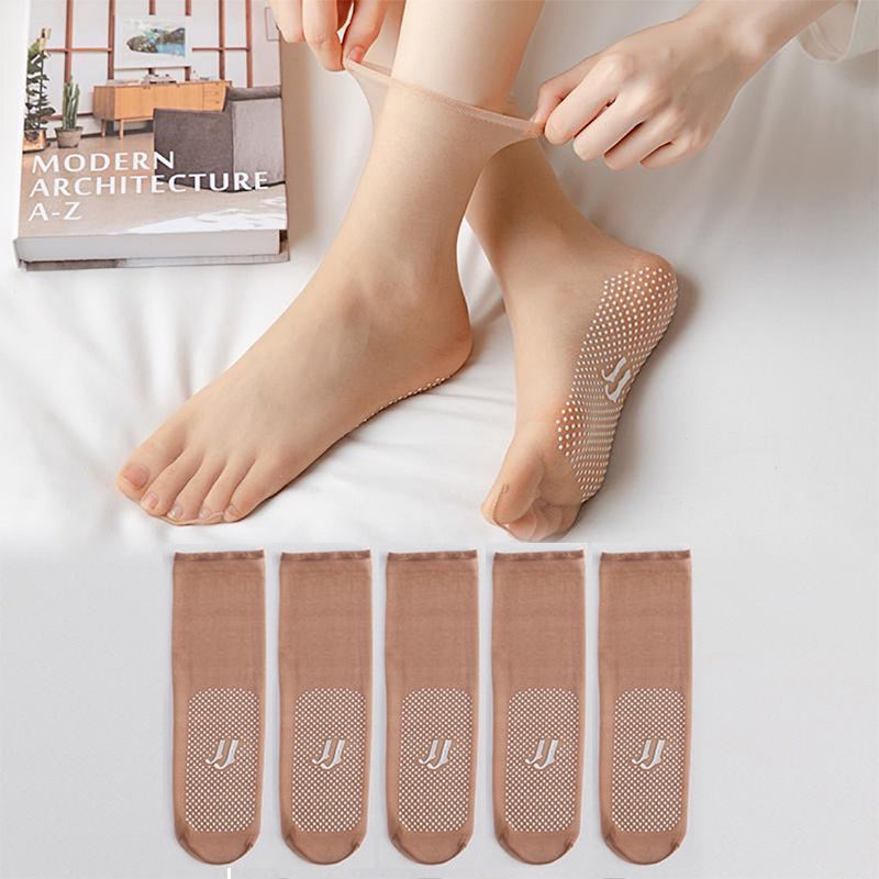 Invisible and comfortable socks with rubber dots