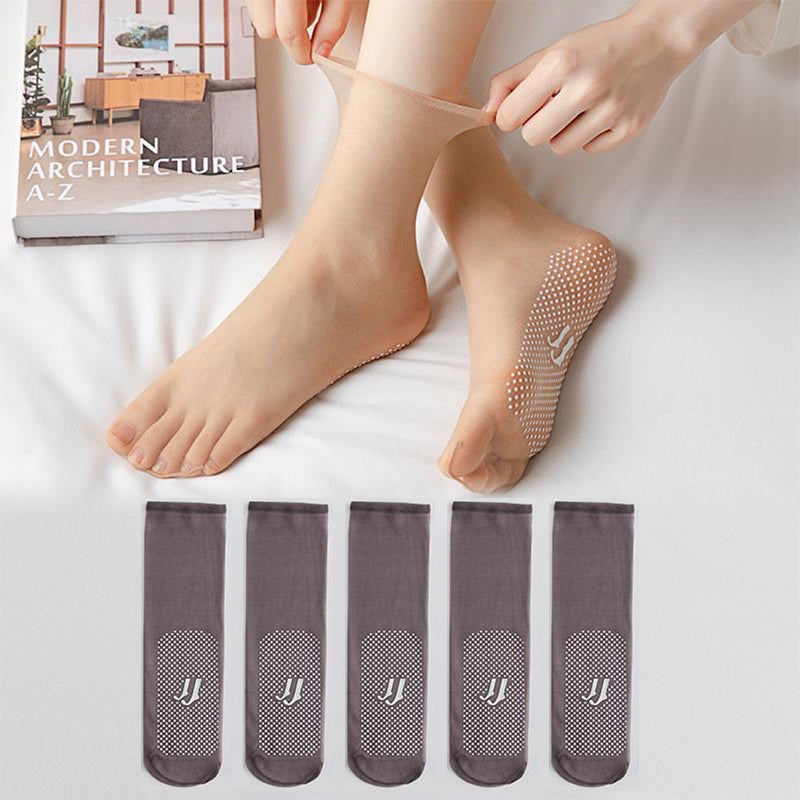 Invisible and comfortable socks with rubber dots