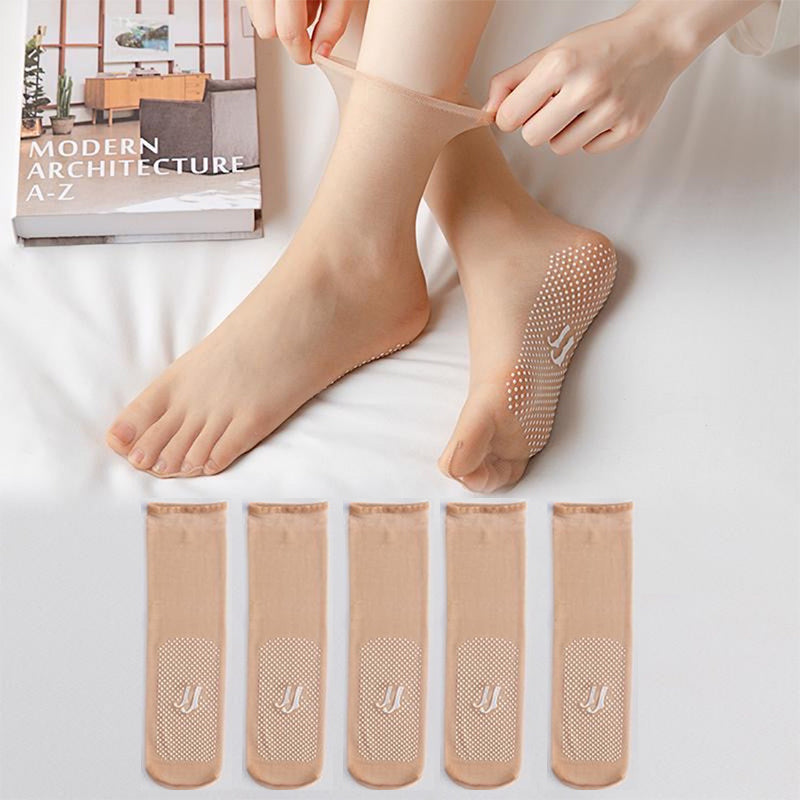 Invisible and comfortable socks with rubber dots