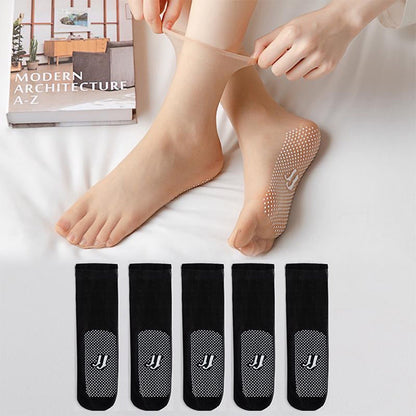 Invisible and comfortable socks with rubber dots