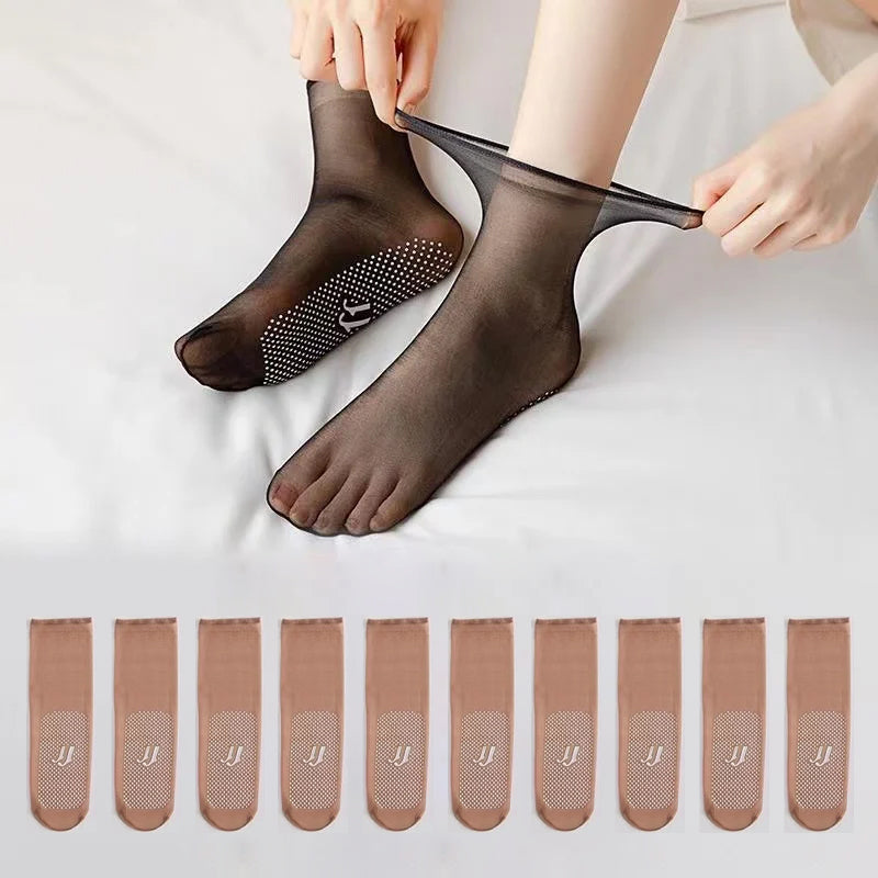 Invisible and comfortable socks with rubber dots