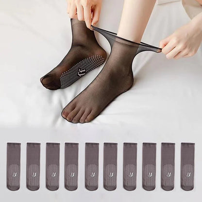 Invisible and comfortable socks with rubber dots