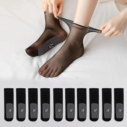 Invisible and comfortable socks with rubber dots