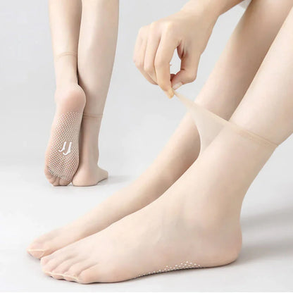 Invisible and comfortable socks with rubber dots