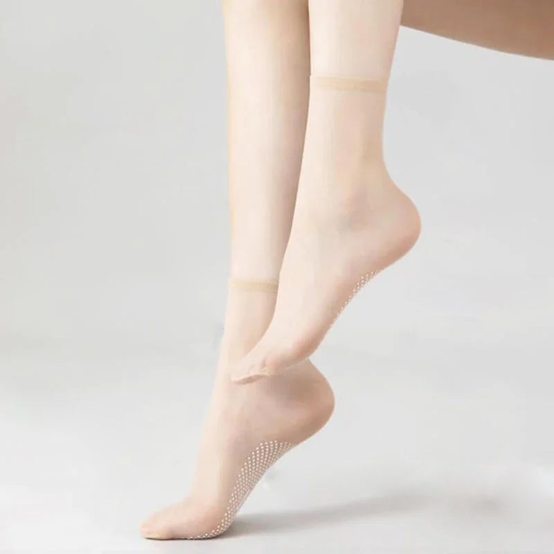 Invisible and comfortable socks with rubber dots