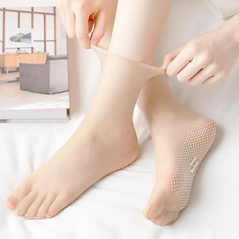 Invisible and comfortable socks with rubber dots